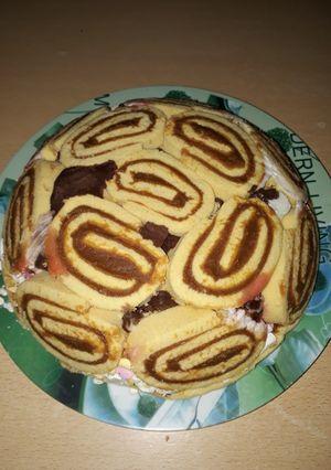 Una foto de Postre de pionono y helado