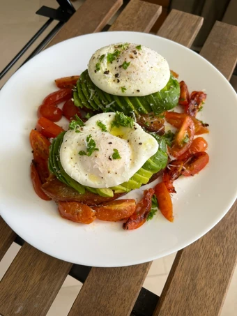 Easy Steps to Prepare Recipes Avocado and poached eggs toast the Can Spoil the Tongue Perfect.