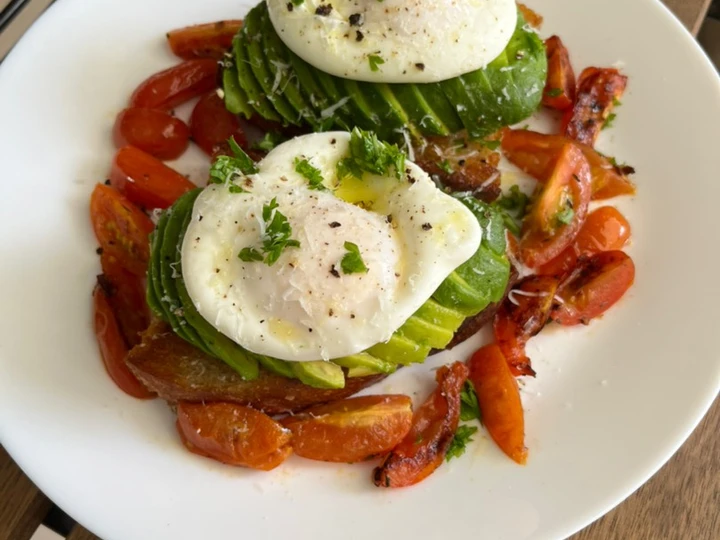 Easy Steps to Prepare Recipes Avocado and poached eggs toast the Can Spoil the Tongue Perfect.