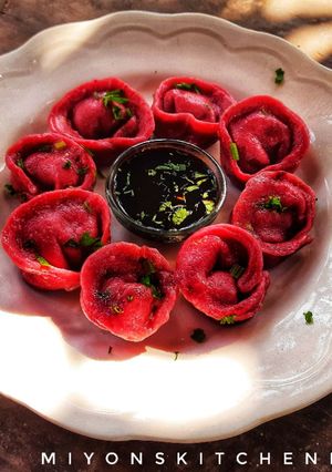 বিটরুট চিকেন মোমো (beatroot chicken momo recipe in Bengali) রেসিপির প্রধান ছবি