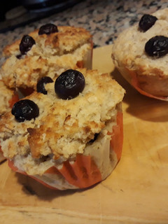 Una foto de Muffins plátano-arándanos con harina de coco y avena...ojo sin azúcar!