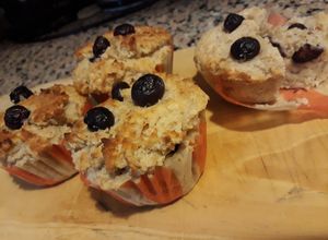 Una foto de Muffins plátano-arándanos con harina de coco y avena...ojo sin azúcar!