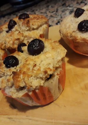 Una foto de Muffins plátano-arándanos con harina de coco y avena...ojo sin azúcar!