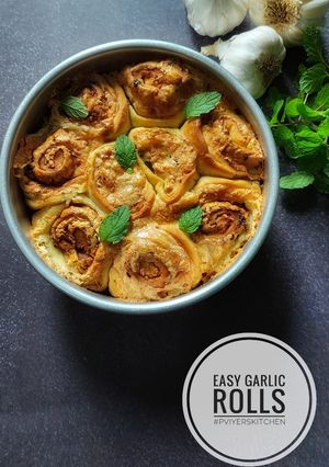 पिज़्ज़ा गार्लिक रोल्स(Pizza Garlic Rolls recipe in hindi) रेसिपी मुख्य फोटो