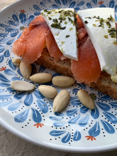 Una foto de Desayuno con salmón ahumado
