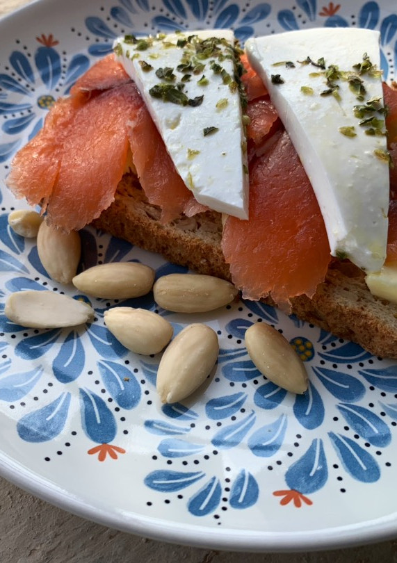 Una foto de Desayuno con salmón ahumado