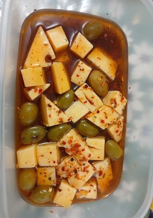 Una foto de Conserva de queso y aceitunas