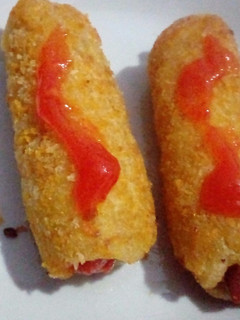 A picture of Super simple sausages sandwich roll.