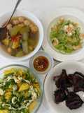 Cơm nhà với chim bồ câu nướng mật ong, bí xanh xào tôm, canh hến cá viên nấu chua, salad kiwi táo
