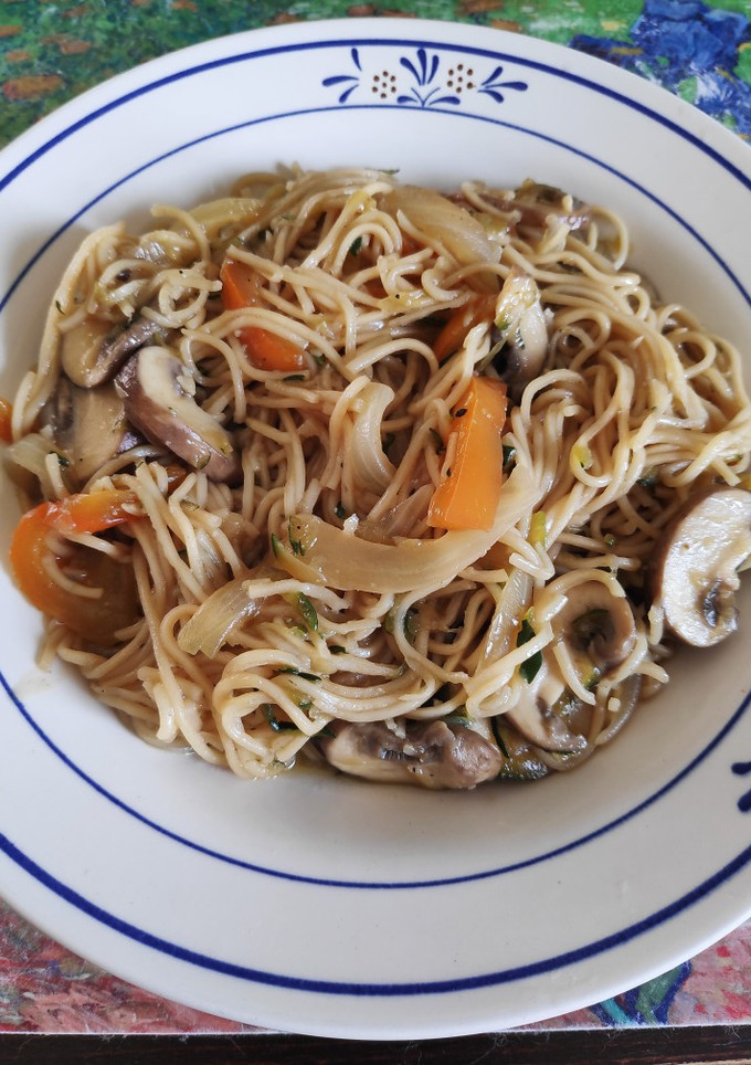 Una foto de Noodles con salsa de soja y miel