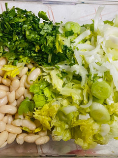 Una foto de Ensalada de porotos y verduras