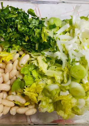 Una foto de Ensalada de porotos y verduras