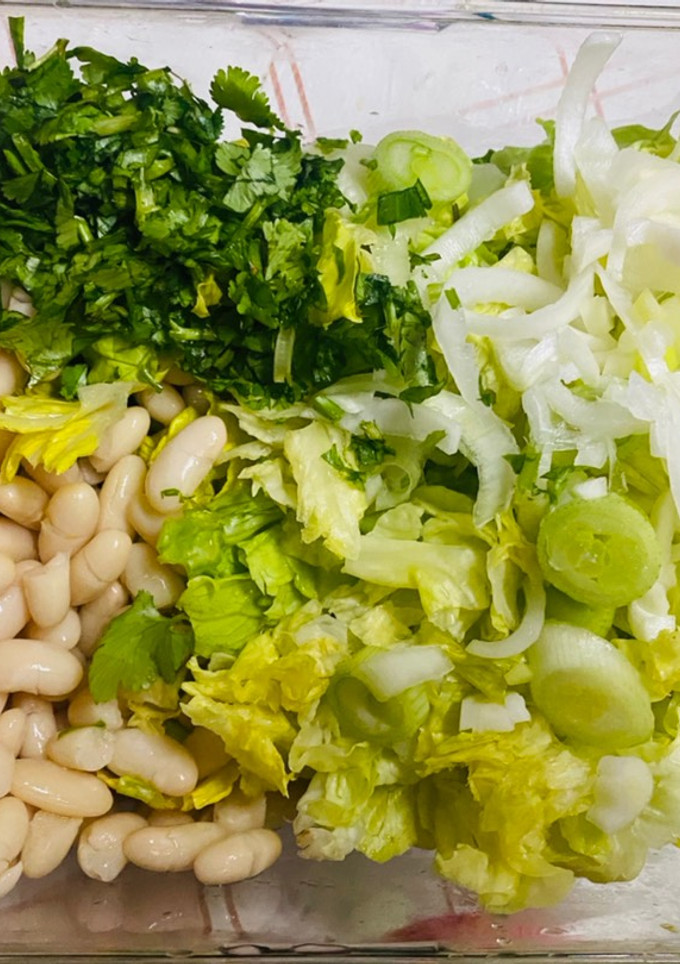 Una foto de Ensalada de porotos y verduras