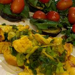Una foto de Pollo a la plancha con ensalada de berenjenas a la plancha, espinaca y tomates cherry