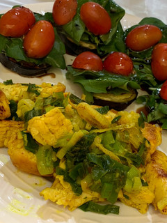 Una foto de Pollo a la plancha con ensalada de berenjenas a la plancha, espinaca y tomates cherry