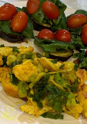 Una foto de Pollo a la plancha con ensalada de berenjenas a la plancha, espinaca y tomates cherry