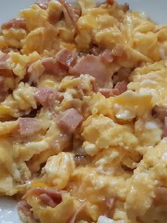 Sonkás-Szalonnás tojásrántotta recept fotója
