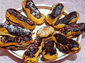 صورة لوصفة اكلير بالشوكولاتة و التفاح و الموز🍫🍏🍌