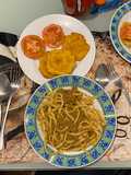 Spaghetti con carne de Murillo con patacones y tomates con orégano 🌿