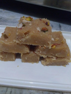 મોહનથાળ(mohanthal recipe in gujarati) રેસીપી મુખ્ય ફોટો