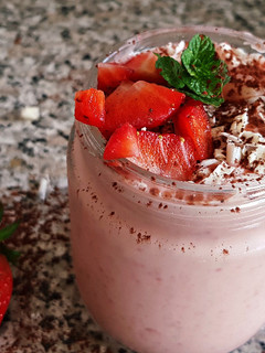 Una foto de Smoothie de Fresas, Plátano y Aguacate