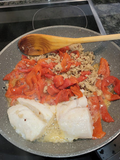 Una foto de Bacalao con pimientos asados y quinoa