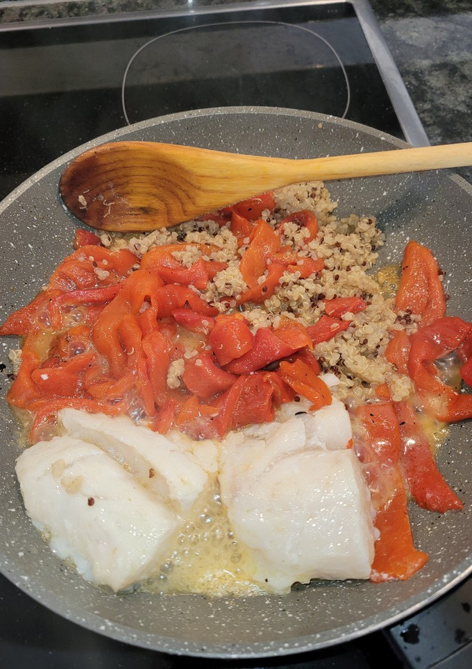 Una foto de Bacalao con pimientos asados y quinoa