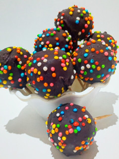 कलरफुल केक पॉप्स (colourful cake pops recipe in hindi) रेसिपी मुख्य फोटो