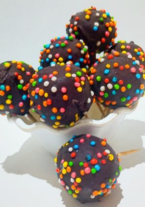 कलरफुल केक पॉप्स (colourful cake pops recipe in hindi) रेसिपी मुख्य फोटो