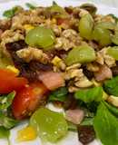 Ensalada de salmón ahumado y uvas