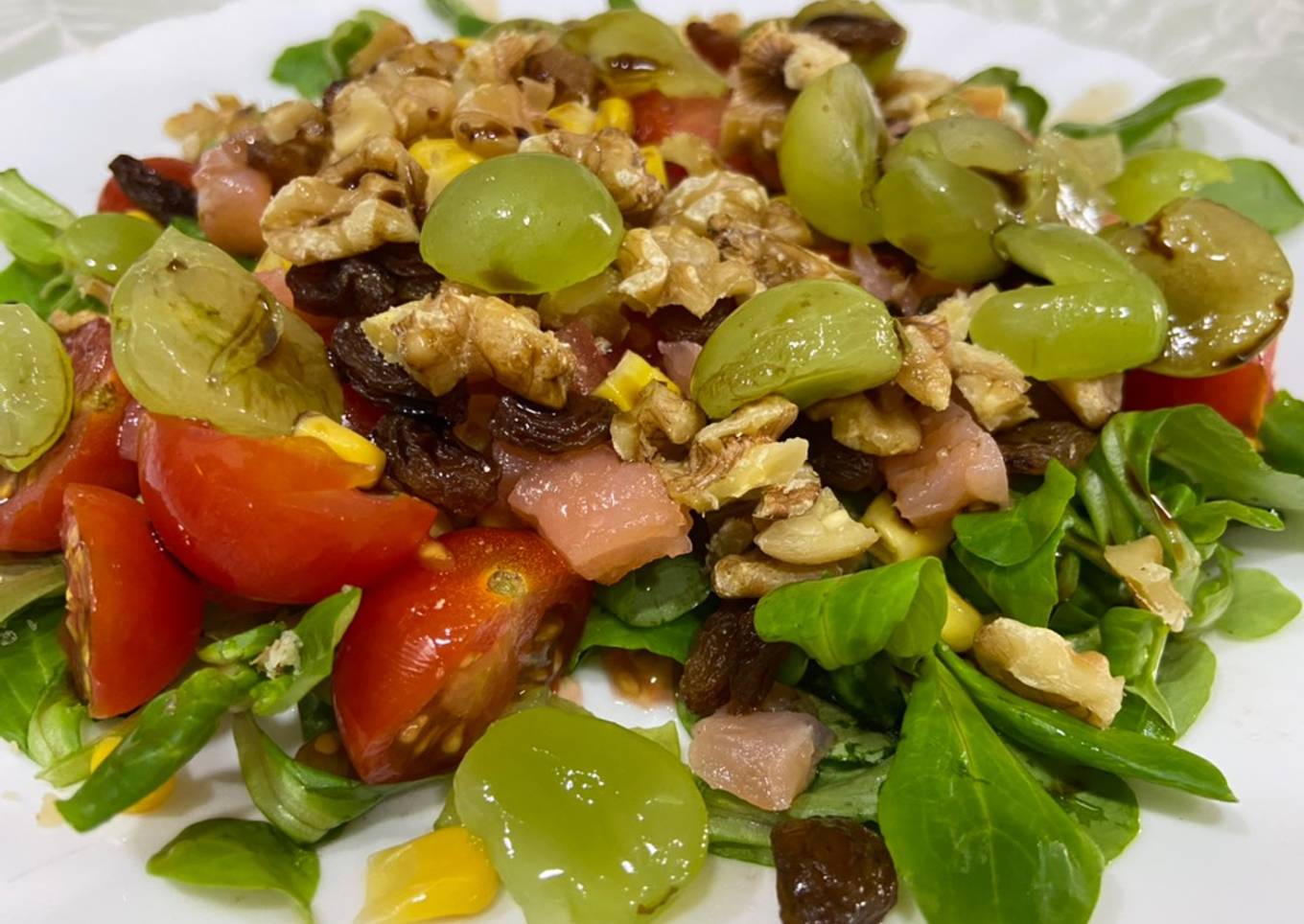 Ensalada de salmón ahumado y uvas