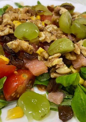 Una foto de Ensalada de salmón ahumado y uvas