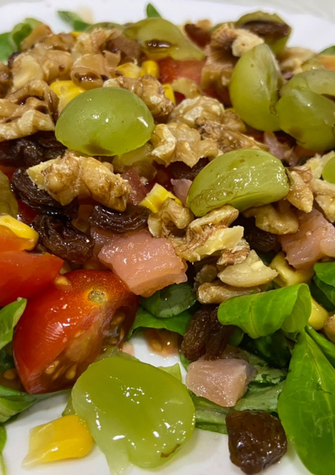 Una foto de Ensalada de salmón ahumado y uvas