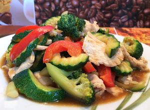 Hình của món Lườn gà xào rau củ .