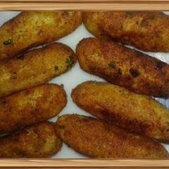 A picture of Chicken potato muttor roll.