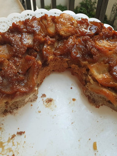 Una foto de Torta invertida de manzana y banana