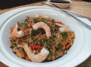 Una foto de gambas de pollo