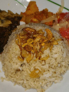 Foto resep Nasi Kebuli Iga Sapi masak rice cooker dan Acar Bawang Bombai