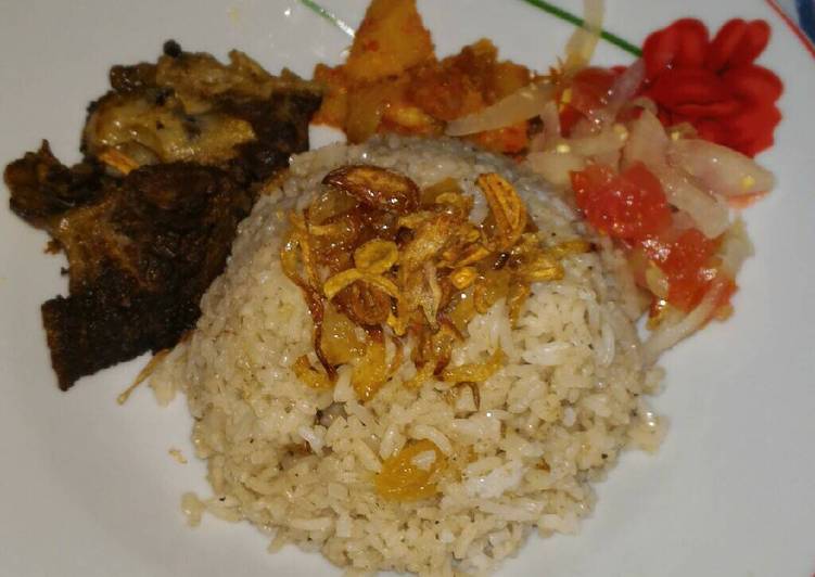 Resep Nasi Kebuli Iga Sapi masak rice cooker dan Acar Bawang Bombai, Enak