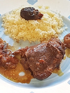 Una foto de Pollo con ciruelas, higos y verduras en Tajine eléctrico