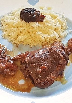 Una foto de Pollo con ciruelas, higos y verduras en Tajine eléctrico