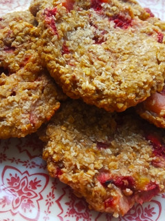 Una foto de Cookies de avena, banana y frutillas