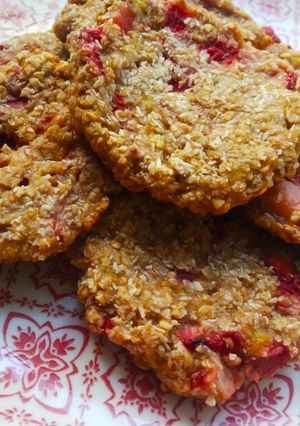 Una foto de Cookies de avena, banana y frutillas