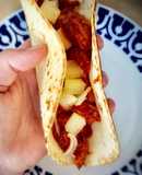 Tacos pibil de pollo al achiote con cebolla y cáscara de sandía encurtida