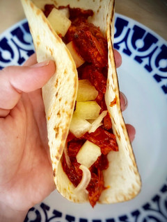 Una foto de Tacos pibil de pollo al achiote con cebolla y cáscara de sandía encurtida