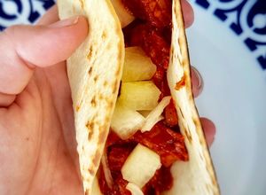 Foto principal de Tacos pibil de pollo al achiote con cebolla y cáscara de sandía encurtida