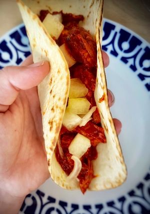 Una foto de Tacos pibil de pollo al achiote con cebolla y cáscara de sandía encurtida