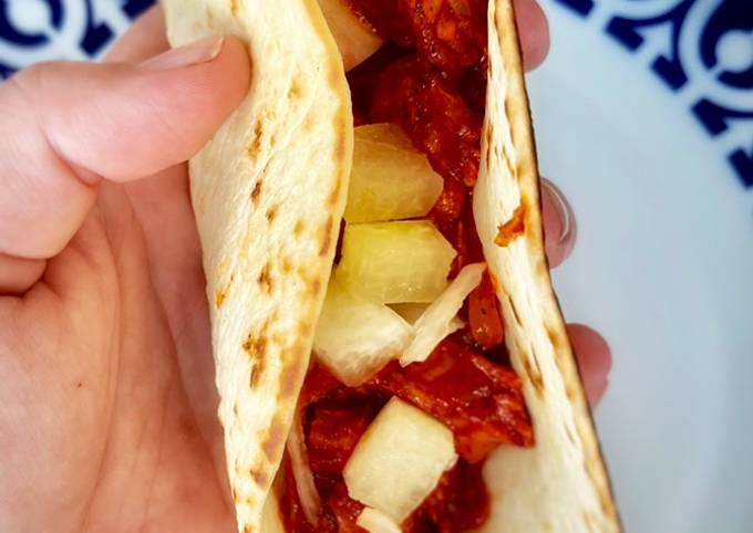 Tacos pibil de pollo al achiote con cebolla y cáscara de sandía encurtida  Receta de Arianne- Cookpad