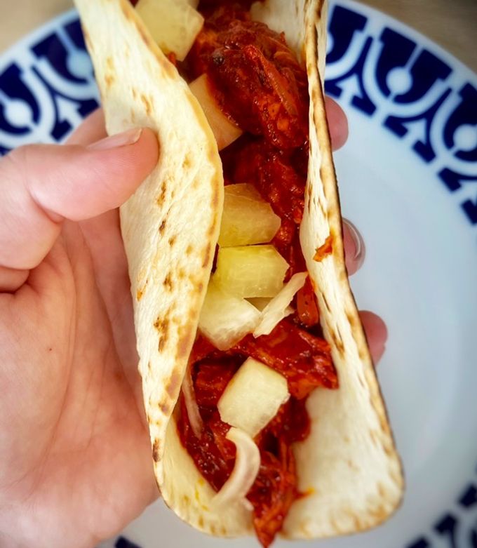 Una foto de Tacos pibil de pollo al achiote con cebolla y cáscara de sandía encurtida