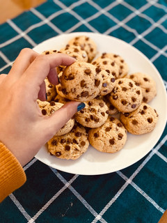 Una foto de Cookies o galletitas con chispas de chocolate 🍪
